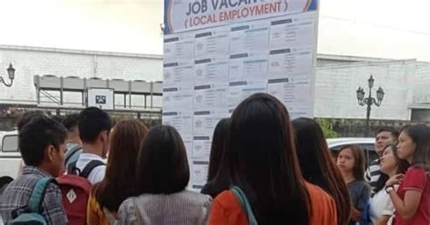 Thousands of job seekers flock to Pampanga Labor .